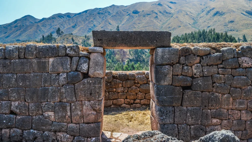 Portada de piedra inca en Puca Pucara, Cusco