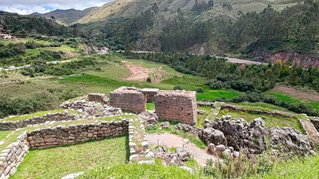 Inca ruins of Puca Pucara overlooking the valley, Cusco