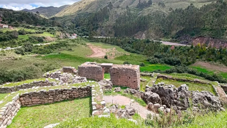 Ruinas incas de Puca Pucara con vista al valle, Cusco