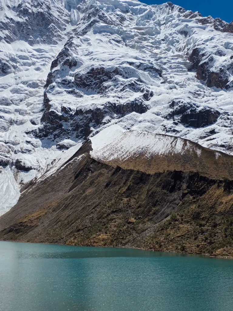 Glaciar del nevado Humantay sobre la laguna