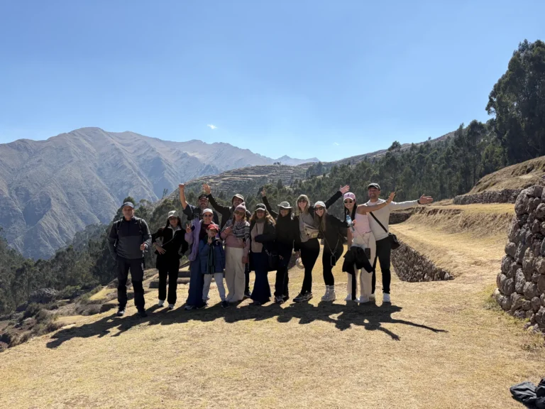 Grupo del tour en los andenes de Chinchero