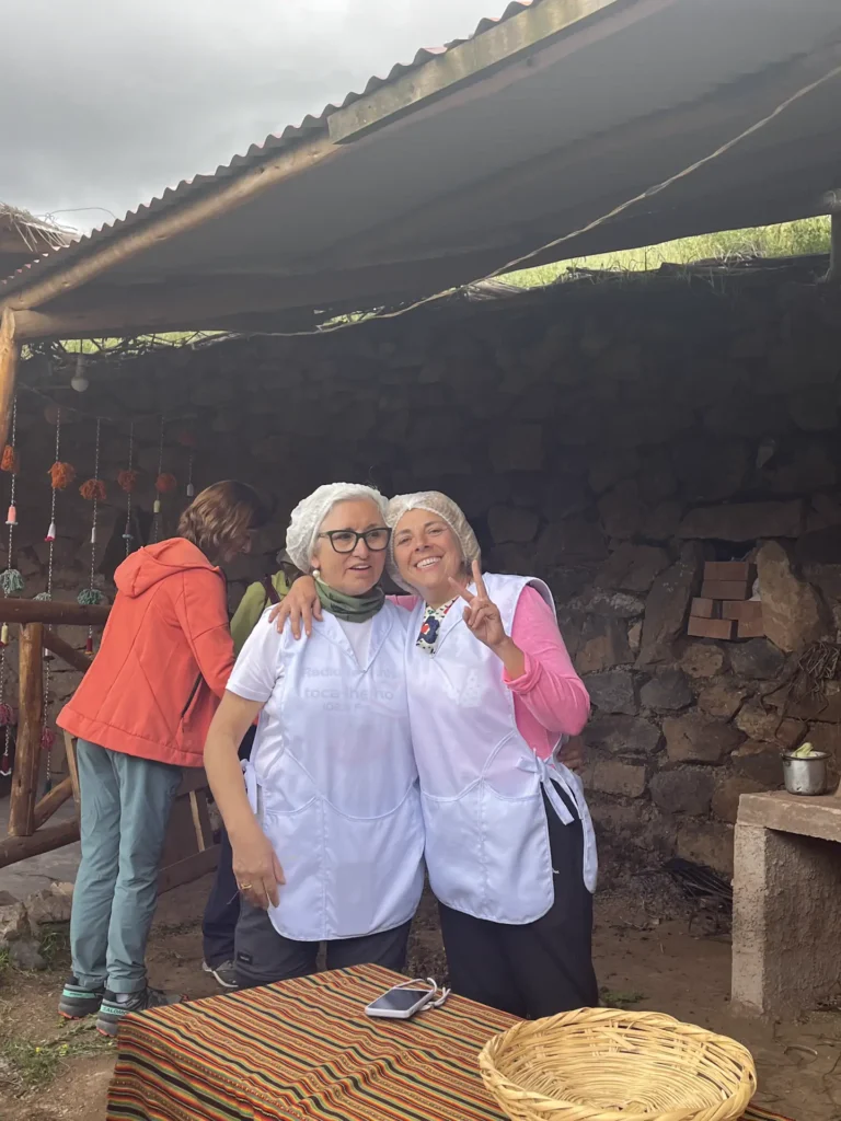 Travelers in aprons in the kitchen of the pachamanca tour
