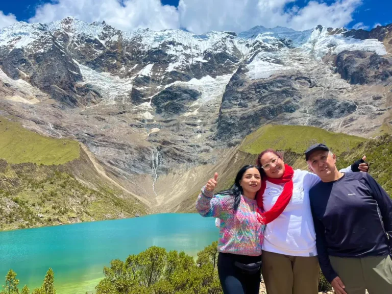 Viajeros en la laguna Humantay con el nevado al fondo